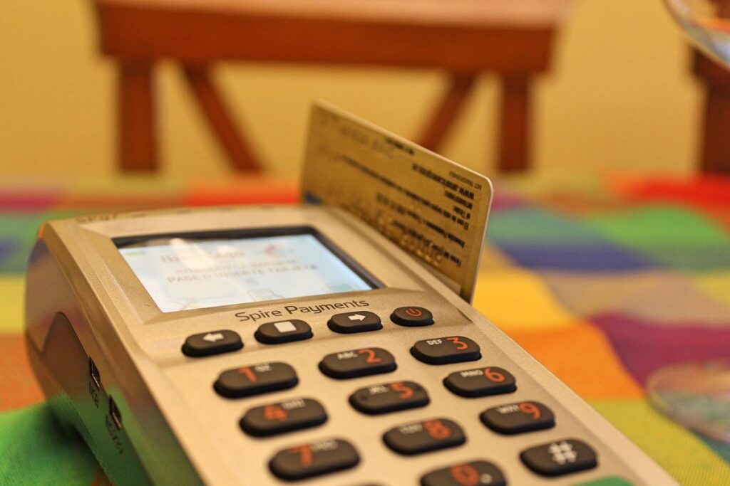 Tarjeta introducida en un punto de venta sobre una mesa.