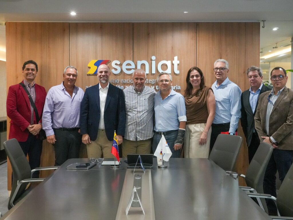 Reunión del Seniat con representantes de la Cámara Venezolana de Centros Comerciales en la sede del Seniat