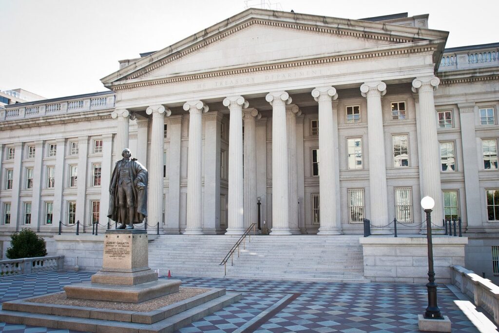 Fachada del edificio del Departamento del Tesoro de Estados Unidos en Washington, con la estatua de Albert Gallatin.